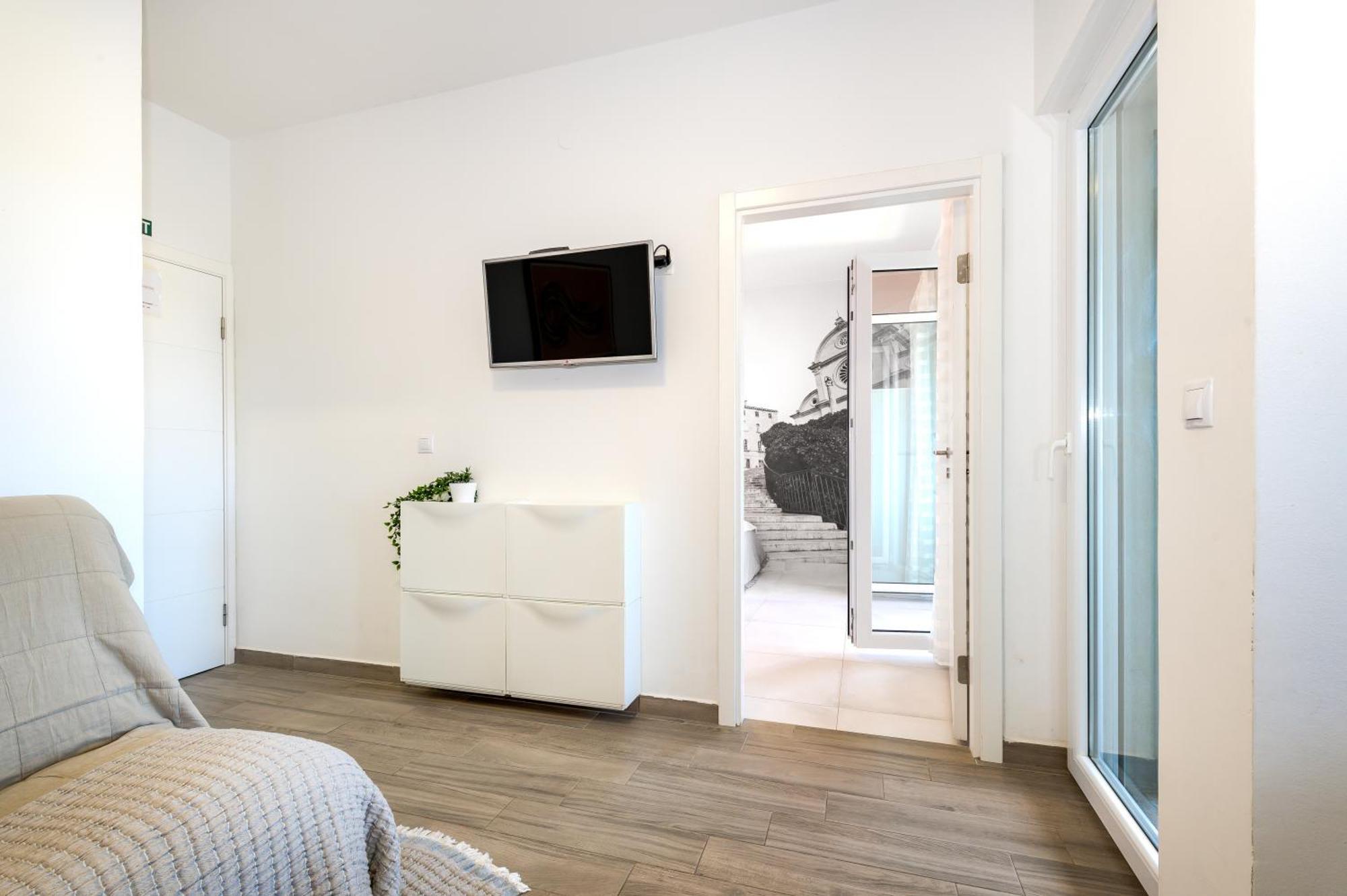 Ojra New Apartment With Seaview 시베니크 외부 사진