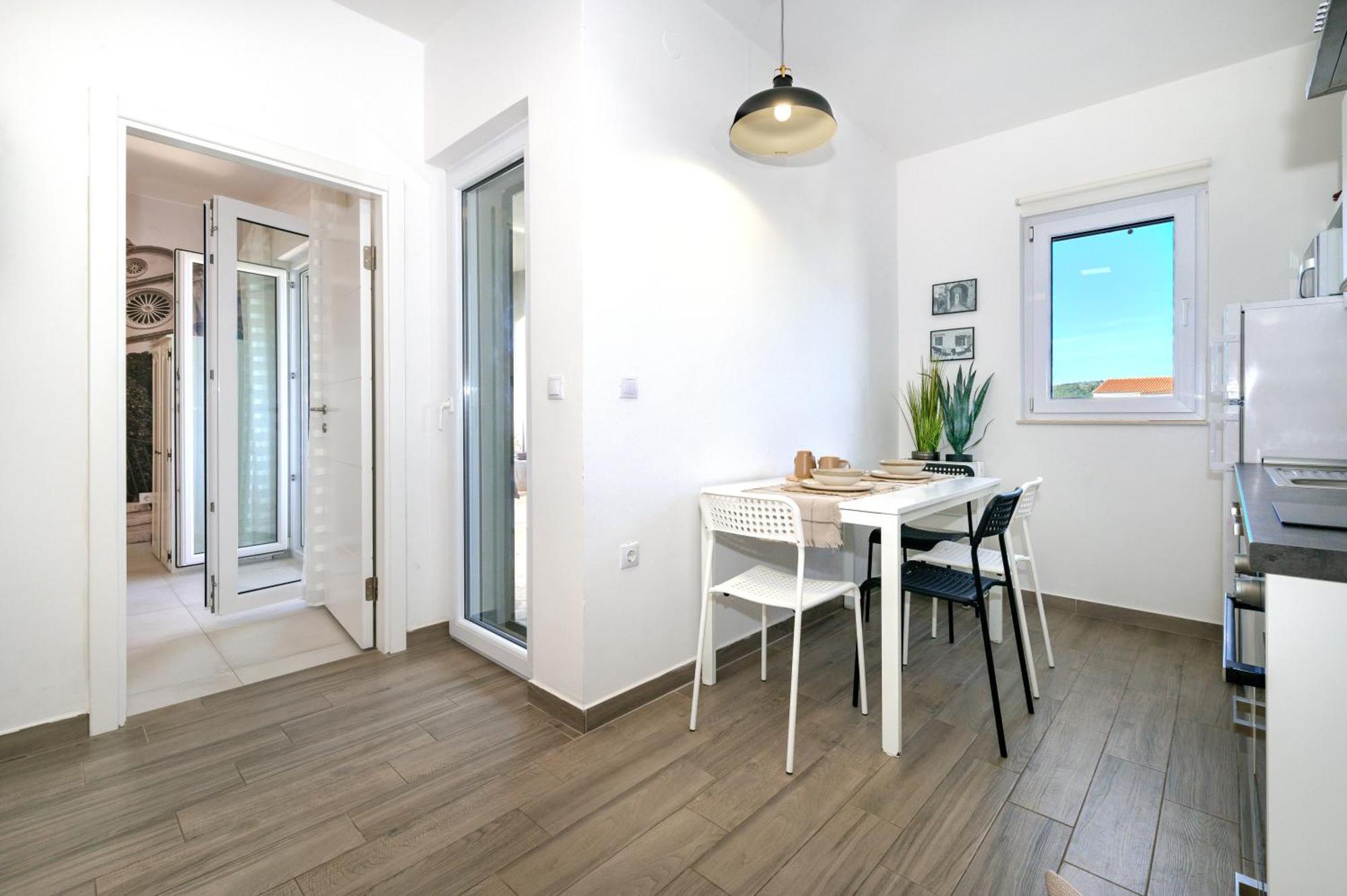 Ojra New Apartment With Seaview 시베니크 외부 사진