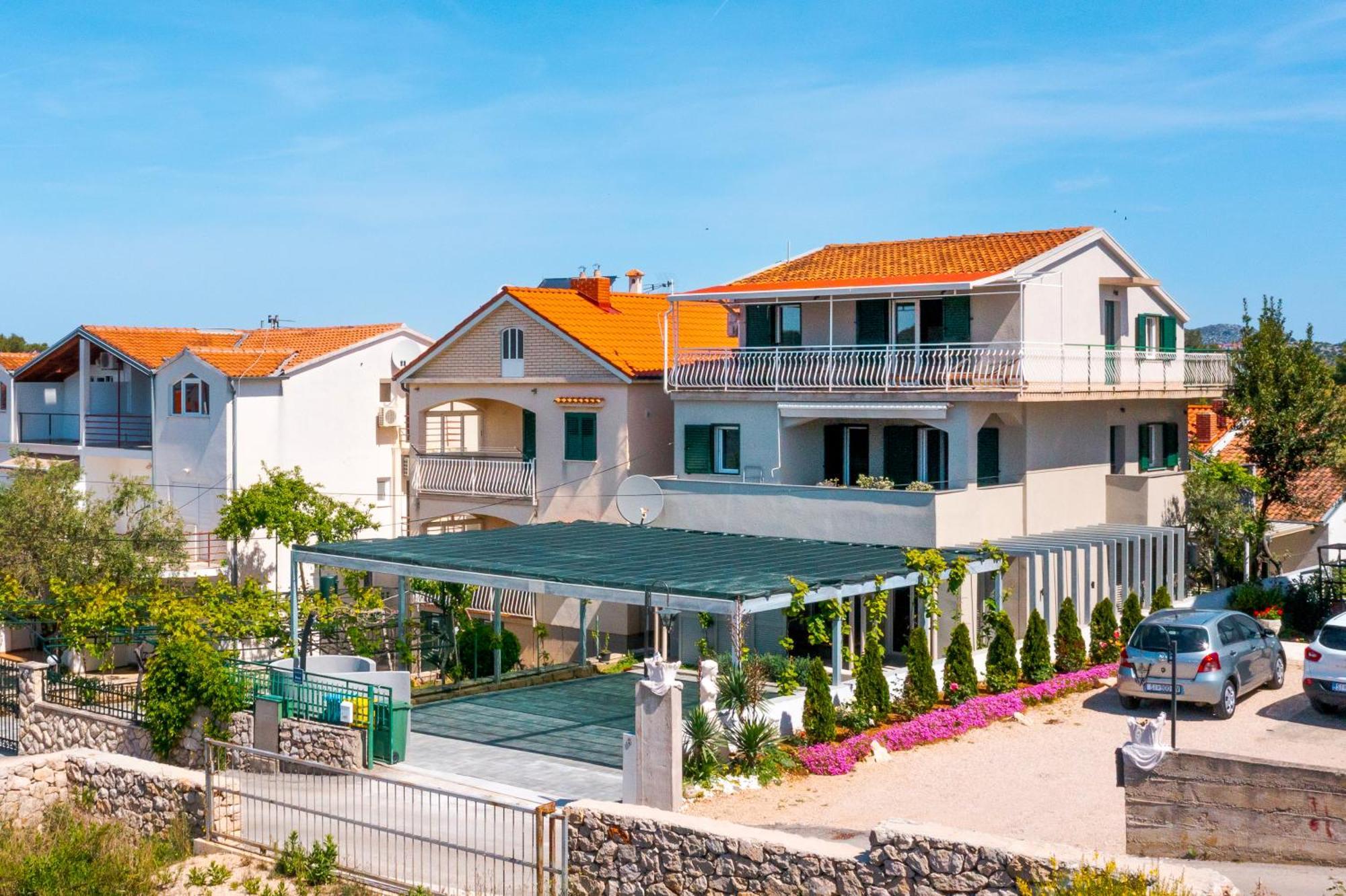 Ojra New Apartment With Seaview 시베니크 외부 사진